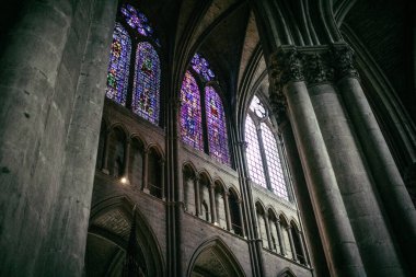 Reims, Fransa, 17 Ekim 2024 Notre Dame de Reims Katedrali. Bu büyük katedral vitray pencereleri ve Gotik oyma portallarıyla tanınır. Tüm Fransız kralları Katedral 'de taç giydi..