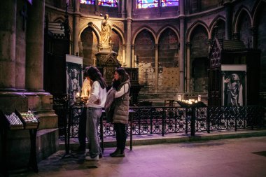 Reims, Fransa, 17 Ekim 2024 Notre Dame de Reims Katedrali. Bu büyük katedral vitray pencereleri ve Gotik oyma portallarıyla tanınır. Tüm Fransız kralları Katedral 'de taç giydi..