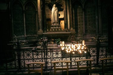 Reims, Fransa, 17 Ekim 2024 Notre Dame de Reims Katedrali. Bu büyük katedral vitray pencereleri ve Gotik oyma portallarıyla tanınır. Tüm Fransız kralları Katedral 'de taç giydi..