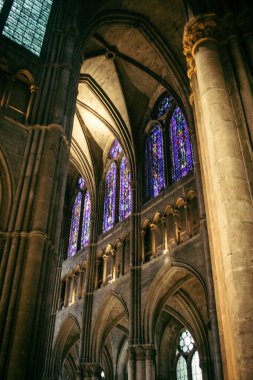 Reims, Fransa, 17 Ekim 2024 Notre Dame de Reims Katedrali. Bu büyük katedral vitray pencereleri ve Gotik oyma portallarıyla tanınır. Tüm Fransız kralları Katedral 'de taç giydi..