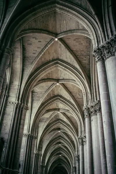 Reims, Fransa, 17 Ekim 2024 Notre Dame de Reims Katedrali. Bu büyük katedral vitray pencereleri ve Gotik oyma portallarıyla tanınır. Tüm Fransız kralları Katedral 'de taç giydi..