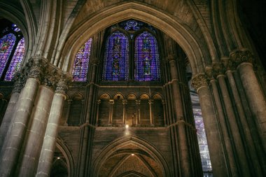 Reims, Fransa, 17 Ekim 2024 Notre Dame de Reims Katedrali. Bu büyük katedral vitray pencereleri ve Gotik oyma portallarıyla tanınır. Tüm Fransız kralları Katedral 'de taç giydi..