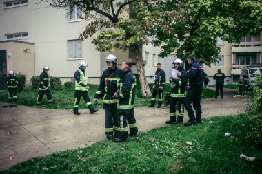 Reims, Fransa, 18 Ekim 2024 Marne itfaiyecileri Reims bölgesindeki bir iskan binasının bodrumundaki yangını söndürmek için müdahale ettiler. Yılda yaklaşık 3200 yangın söndürüyorlar.