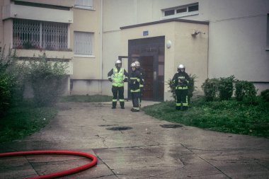 Reims, Fransa, 18 Ekim 2024 Marne itfaiyecileri Reims bölgesindeki bir iskan binasının bodrumundaki yangını söndürmek için müdahale ettiler. Yılda yaklaşık 3200 yangın söndürüyorlar.