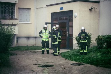 Reims, Fransa, 18 Ekim 2024 Marne itfaiyecileri Reims bölgesindeki bir iskan binasının bodrumundaki yangını söndürmek için müdahale ettiler. Yılda yaklaşık 3200 yangın söndürüyorlar.