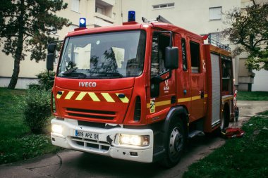 Reims, Fransa, 18 Ekim 2024 Marne itfaiyecileri Reims bölgesindeki bir iskan binasının bodrumundaki yangını söndürmek için müdahale ettiler. Yılda yaklaşık 3200 yangın söndürüyorlar.