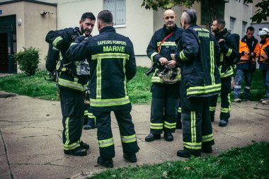 Reims, Fransa, 18 Ekim 2024 Marne itfaiyecileri Reims bölgesindeki bir iskan binasının bodrumundaki yangını söndürmek için müdahale ettiler. Yılda yaklaşık 3200 yangın söndürüyorlar.