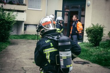 Reims, Fransa, 18 Ekim 2024 Marne itfaiyecileri Reims bölgesindeki bir iskan binasının bodrumundaki yangını söndürmek için müdahale ettiler. Yılda yaklaşık 3200 yangın söndürüyorlar.