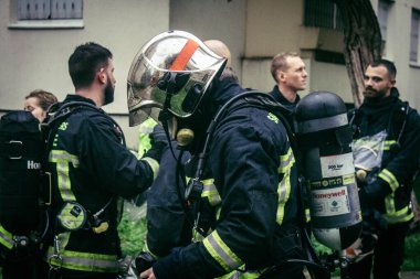 Reims, Fransa, 18 Ekim 2024 Marne itfaiyecileri Reims bölgesindeki bir iskan binasının bodrumundaki yangını söndürmek için müdahale ettiler. Yılda yaklaşık 3200 yangın söndürüyorlar.