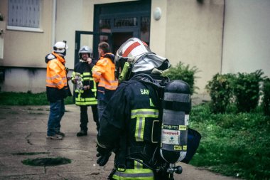 Reims, Fransa, 18 Ekim 2024 Marne itfaiyecileri Reims bölgesindeki bir iskan binasının bodrumundaki yangını söndürmek için müdahale ettiler. Yılda yaklaşık 3200 yangın söndürüyorlar.