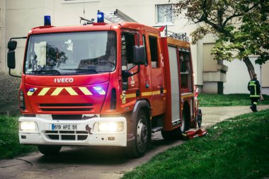 Reims, Fransa, 18 Ekim 2024 Marne itfaiyecileri Reims bölgesindeki bir iskan binasının bodrumundaki yangını söndürmek için müdahale ettiler. Yılda yaklaşık 3200 yangın söndürüyorlar.