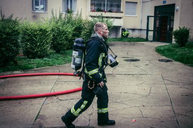 Reims, Fransa, 18 Ekim 2024 Marne itfaiyecileri Reims bölgesindeki bir iskan binasının bodrumundaki yangını söndürmek için müdahale ettiler. Yılda yaklaşık 3200 yangın söndürüyorlar.