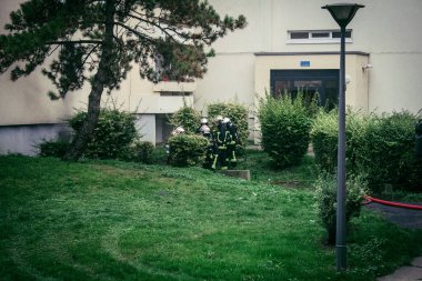 Reims, Fransa, 18 Ekim 2024 Marne itfaiyecileri Reims bölgesindeki bir iskan binasının bodrumundaki yangını söndürmek için müdahale ettiler. Yılda yaklaşık 3200 yangın söndürüyorlar.