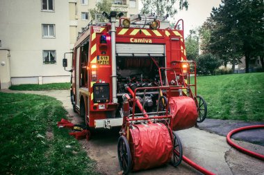 Reims, Fransa, 18 Ekim 2024 Marne itfaiyecileri Reims bölgesindeki bir iskan binasının bodrumundaki yangını söndürmek için müdahale ettiler. Yılda yaklaşık 3200 yangın söndürüyorlar.