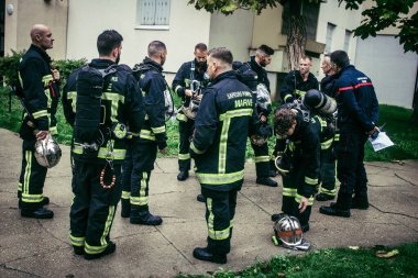 Reims, Fransa, 18 Ekim 2024 Marne itfaiyecileri Reims bölgesindeki bir iskan binasının bodrumundaki yangını söndürmek için müdahale ettiler. Yılda yaklaşık 3200 yangın söndürüyorlar.