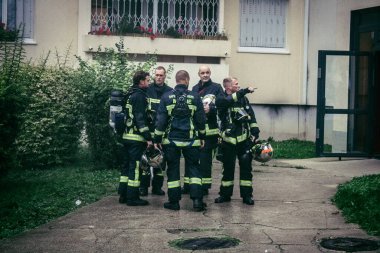 Reims, Fransa, 18 Ekim 2024 Marne itfaiyecileri Reims bölgesindeki bir iskan binasının bodrumundaki yangını söndürmek için müdahale ettiler. Yılda yaklaşık 3200 yangın söndürüyorlar.