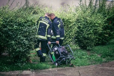 Reims, Fransa, 18 Ekim 2024 Marne itfaiyecileri Reims bölgesindeki bir iskan binasının bodrumundaki yangını söndürmek için müdahale ettiler. Yılda yaklaşık 3200 yangın söndürüyorlar.