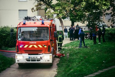 Reims, Fransa, 18 Ekim 2024 Marne itfaiyecileri Reims bölgesindeki bir iskan binasının bodrumundaki yangını söndürmek için müdahale ettiler. Yılda yaklaşık 3200 yangın söndürüyorlar.