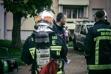 Reims, Fransa, 18 Ekim 2024 Marne itfaiyecileri Reims bölgesindeki bir iskan binasının bodrumundaki yangını söndürmek için müdahale ettiler. Yılda yaklaşık 3200 yangın söndürüyorlar.