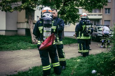 Reims, Fransa, 18 Ekim 2024 Marne itfaiyecileri Reims bölgesindeki bir iskan binasının bodrumundaki yangını söndürmek için müdahale ettiler. Yılda yaklaşık 3200 yangın söndürüyorlar.