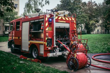 Reims, Fransa, 18 Ekim 2024 Marne itfaiyecileri Reims bölgesindeki bir iskan binasının bodrumundaki yangını söndürmek için müdahale ettiler. Yılda yaklaşık 3200 yangın söndürüyorlar.