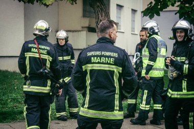 Reims, Fransa, 18 Ekim 2024 Marne itfaiyecileri Reims bölgesindeki bir iskan binasının bodrumundaki yangını söndürmek için müdahale ettiler. Yılda yaklaşık 3200 yangın söndürüyorlar.