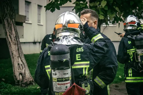 Reims, Fransa, 18 Ekim 2024 Marne itfaiyecileri Reims bölgesindeki bir iskan binasının bodrumundaki yangını söndürmek için müdahale ettiler. Yılda yaklaşık 3200 yangın söndürüyorlar.