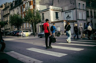 Reims, Fransa, 26 Ekim 2024 Cityscape ve Reims caddeleri, kuzeydoğu Fransa 'da bir şehir ve 12. en kalabalık şehir. Modern ve antik mimari şehir merkezinin sokaklarını oluşturur..