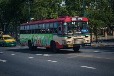 Bangkok, Tayland, 25 Kasım 2024. Otobus Tayland 'ın başkenti Bangkok sokaklarında yuvarlanıyor. Hayat dolu sokak hayatı ve hareketli pazarlarıyla ünlüdür..