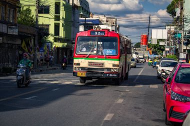 Bangkok, Tayland, 25 Kasım 2024. Otobus Tayland 'ın başkenti Bangkok sokaklarında yuvarlanıyor. Hayat dolu sokak hayatı ve hareketli pazarlarıyla ünlüdür..