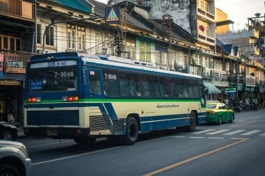 Bangkok, Tayland, 25 Kasım 2024. Otobus Tayland 'ın başkenti Bangkok sokaklarında yuvarlanıyor. Hayat dolu sokak hayatı ve hareketli pazarlarıyla ünlüdür..