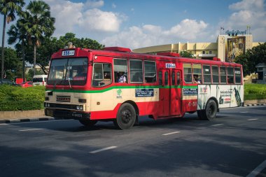 Bangkok, Tayland, 25 Kasım 2024. Otobus Tayland 'ın başkenti Bangkok sokaklarında yuvarlanıyor. Hayat dolu sokak hayatı ve hareketli pazarlarıyla ünlüdür..