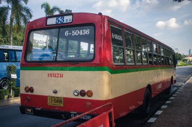 Bangkok, Tayland, 25 Kasım 2024. Otobus Tayland 'ın başkenti Bangkok sokaklarında yuvarlanıyor. Hayat dolu sokak hayatı ve hareketli pazarlarıyla ünlüdür..