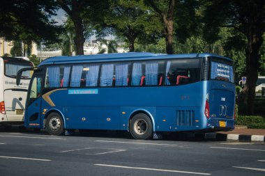 Bangkok, Tayland, 25 Kasım 2024. Otobus Tayland 'ın başkenti Bangkok sokaklarında yuvarlanıyor. Hayat dolu sokak hayatı ve hareketli pazarlarıyla ünlüdür..