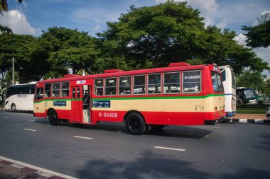 Bangkok, Tayland, 25 Kasım 2024. Otobus Tayland 'ın başkenti Bangkok sokaklarında yuvarlanıyor. Hayat dolu sokak hayatı ve hareketli pazarlarıyla ünlüdür..