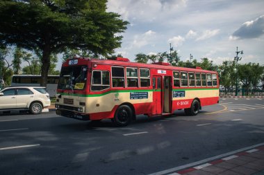 Bangkok, Tayland, 25 Kasım 2024. Otobus Tayland 'ın başkenti Bangkok sokaklarında yuvarlanıyor. Hayat dolu sokak hayatı ve hareketli pazarlarıyla ünlüdür..