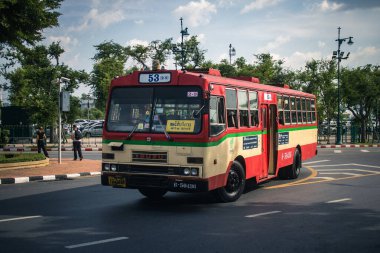 Bangkok, Tayland, 25 Kasım 2024. Otobus Tayland 'ın başkenti Bangkok sokaklarında yuvarlanıyor. Hayat dolu sokak hayatı ve hareketli pazarlarıyla ünlüdür..