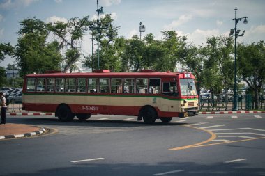 Bangkok, Tayland, 25 Kasım 2024. Otobus Tayland 'ın başkenti Bangkok sokaklarında yuvarlanıyor. Hayat dolu sokak hayatı ve hareketli pazarlarıyla ünlüdür..