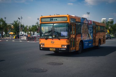 Bangkok, Tayland, 25 Kasım 2024. Otobus Tayland 'ın başkenti Bangkok sokaklarında yuvarlanıyor. Hayat dolu sokak hayatı ve hareketli pazarlarıyla ünlüdür..