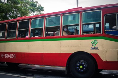 Bangkok, Tayland, 25 Kasım 2024. Otobus Tayland 'ın başkenti Bangkok sokaklarında yuvarlanıyor. Hayat dolu sokak hayatı ve hareketli pazarlarıyla ünlüdür..