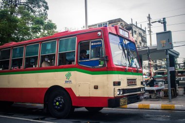 Bangkok, Tayland, 25 Kasım 2024. Otobus Tayland 'ın başkenti Bangkok sokaklarında yuvarlanıyor. Hayat dolu sokak hayatı ve hareketli pazarlarıyla ünlüdür..