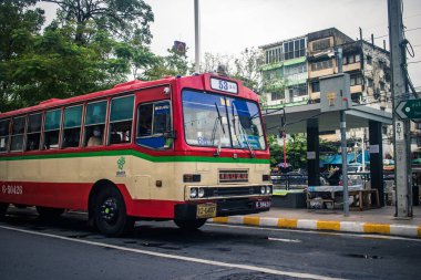 Bangkok, Tayland, 25 Kasım 2024. Otobus Tayland 'ın başkenti Bangkok sokaklarında yuvarlanıyor. Hayat dolu sokak hayatı ve hareketli pazarlarıyla ünlüdür..