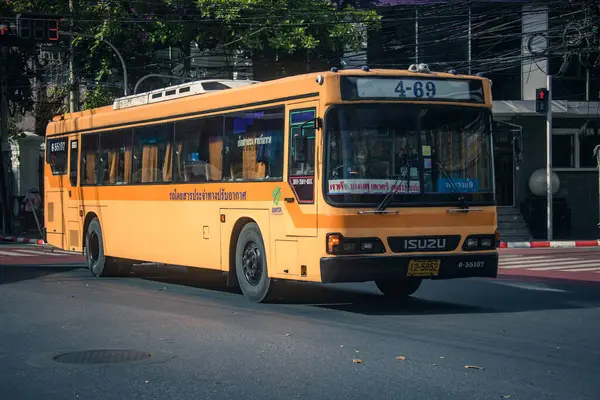 Bangkok, Tayland, 25 Kasım 2024. Otobus Tayland 'ın başkenti Bangkok sokaklarında yuvarlanıyor. Hayat dolu sokak hayatı ve hareketli pazarlarıyla ünlüdür..