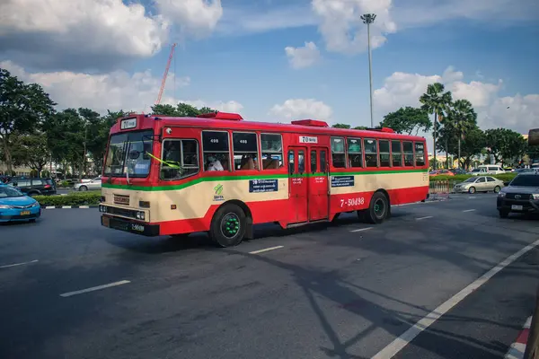 Bangkok, Tayland, 25 Kasım 2024. Otobus Tayland 'ın başkenti Bangkok sokaklarında yuvarlanıyor. Hayat dolu sokak hayatı ve hareketli pazarlarıyla ünlüdür..
