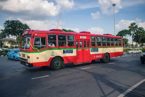 Bangkok, Tayland, 25 Kasım 2024. Otobus Tayland 'ın başkenti Bangkok sokaklarında yuvarlanıyor. Hayat dolu sokak hayatı ve hareketli pazarlarıyla ünlüdür..