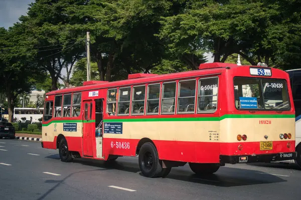 Bangkok, Tayland, 25 Kasım 2024. Otobus Tayland 'ın başkenti Bangkok sokaklarında yuvarlanıyor. Hayat dolu sokak hayatı ve hareketli pazarlarıyla ünlüdür..