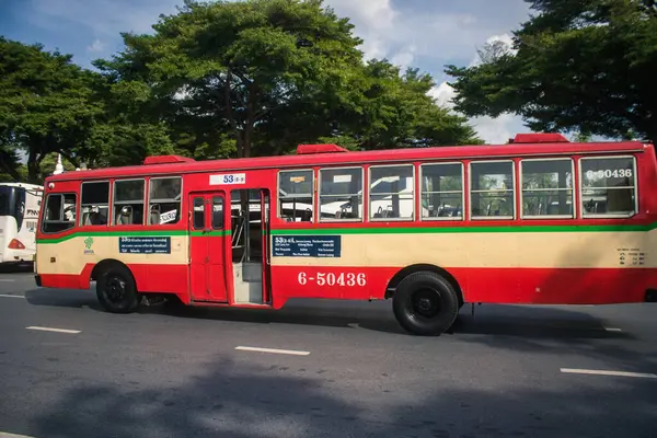 Bangkok, Tayland, 25 Kasım 2024. Otobus Tayland 'ın başkenti Bangkok sokaklarında yuvarlanıyor. Hayat dolu sokak hayatı ve hareketli pazarlarıyla ünlüdür..
