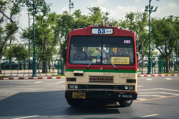 Bangkok, Tayland, 25 Kasım 2024. Otobus Tayland 'ın başkenti Bangkok sokaklarında yuvarlanıyor. Hayat dolu sokak hayatı ve hareketli pazarlarıyla ünlüdür..