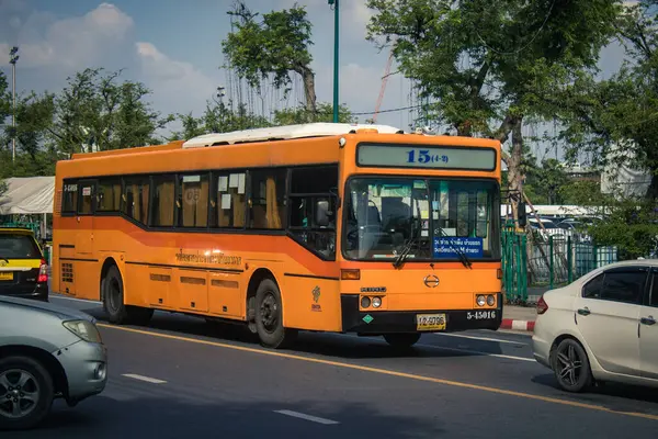 Bangkok, Tayland, 25 Kasım 2024. Otobus Tayland 'ın başkenti Bangkok sokaklarında yuvarlanıyor. Hayat dolu sokak hayatı ve hareketli pazarlarıyla ünlüdür..