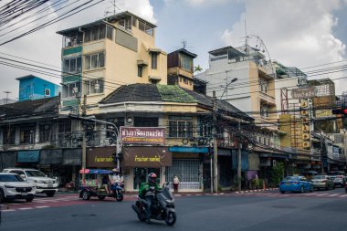 Bangkok, Tayland, 25 Kasım 2024 Tayland 'ın başkenti Bangkok sokaklarında motosikletle gezen insanlar, hayat dolu sokak hayatlarıyla tanınıyorlar..